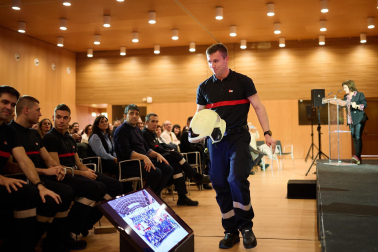 Fotos del acto celebrado este viernes en Baluarte en el que la nueva promoción de bomberos ha recibido un diploma y su casco de trabajo.