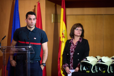 Fotos del acto celebrado este viernes en Baluarte en el que la nueva promoción de bomberos ha recibido un diploma y su casco de trabajo.