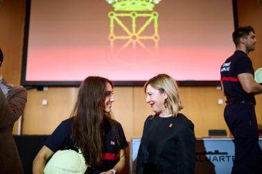 Fotos del acto celebrado este viernes en Baluarte en el que la nueva promoción de bomberos ha recibido un diploma y su casco de trabajo.