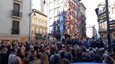Cánticos en la concentración contra la moción de censura