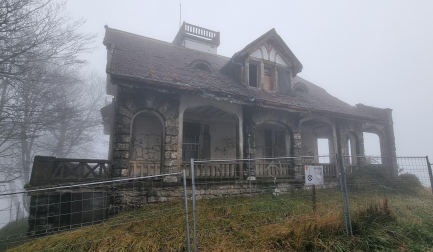 Niebla en el Palacio de Aizkolegi, en Bertiz.