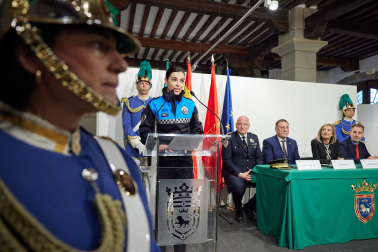 Fotos del acto de nombramiento de la promoción de 14 nuevos agentes de la Policía Municipal de Pamplona.