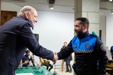 Fotos del acto de nombramiento de la promoción de 14 nuevos agentes de la Policía Municipal de Pamplona.