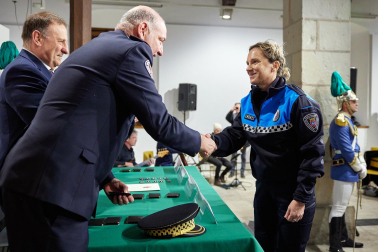 Fotos del acto de nombramiento de la promoción de 14 nuevos agentes de la Policía Municipal de Pamplona.