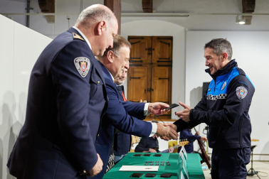 Fotos del acto de nombramiento de la promoción de 14 nuevos agentes de la Policía Municipal de Pamplona.