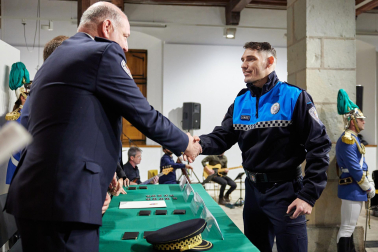 Fotos del acto de nombramiento de la promoción de 14 nuevos agentes de la Policía Municipal de Pamplona.