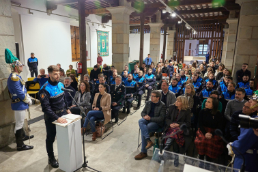 Fotos del acto de nombramiento de la promoción de 14 nuevos agentes de la Policía Municipal de Pamplona.