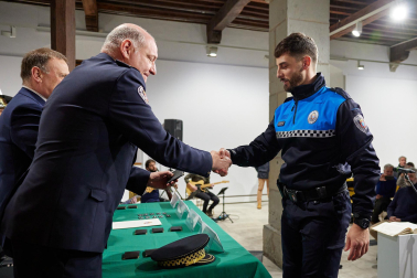 Fotos del acto de nombramiento de la promoción de 14 nuevos agentes de la Policía Municipal de Pamplona.
