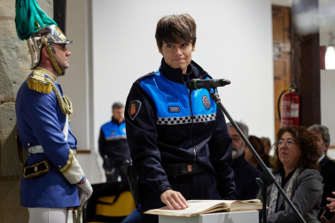 Fotos del acto de nombramiento de la promoción de 14 nuevos agentes de la Policía Municipal de Pamplona.