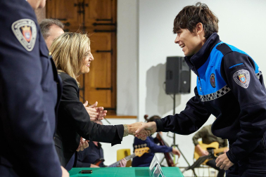 Fotos del acto de nombramiento de la promoción de 14 nuevos agentes de la Policía Municipal de Pamplona.
