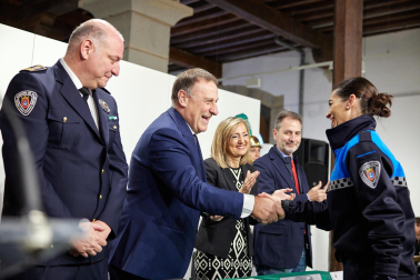 Fotos del acto de nombramiento de la promoción de 14 nuevos agentes de la Policía Municipal de Pamplona.