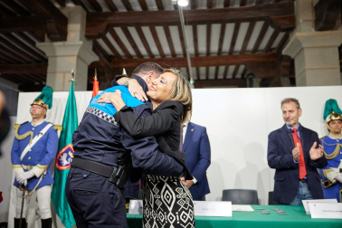 Fotos del acto de nombramiento de la promoción de 14 nuevos agentes de la Policía Municipal de Pamplona.