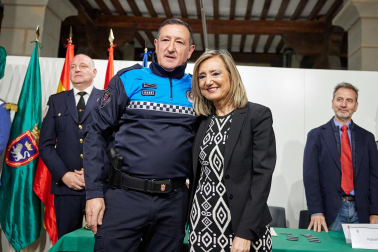 Fotos del acto de nombramiento de la promoción de 14 nuevos agentes de la Policía Municipal de Pamplona.