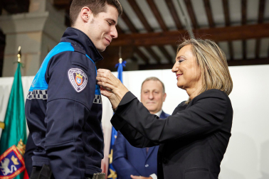 Fotos del acto de nombramiento de la promoción de 14 nuevos agentes de la Policía Municipal de Pamplona.