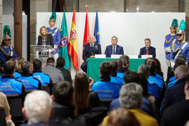 Fotos del acto de nombramiento de la promoción de 14 nuevos agentes de la Policía Municipal de Pamplona.