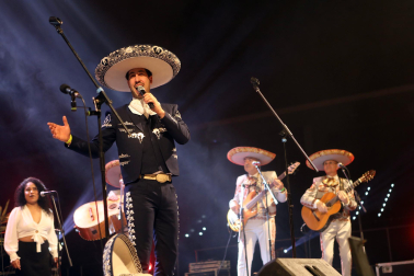 Actuación del grupo musical Tenampas en el Pabellón Navarra Arena./