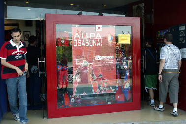 La tienda de El Sadar, con las icónicas camisetas de la final de Copa del Rey de 2005 a la venta