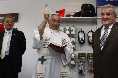 La inauguración de la tienda en el actual emplazamiento de la fachada de la calle Sadar, con la llegada de Diadora. Izco era el presidente