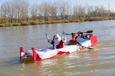 Foto de la llegada de Papá Noel a Tudela por el río Ebro./