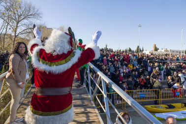 Foto de la llegada de Papá Noel a Tudela por el río Ebro./