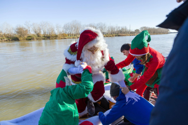 Foto de la llegada de Papá Noel a Tudela por el río Ebro./
