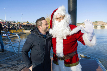 Foto de la llegada de Papá Noel a Tudela por el río Ebro./