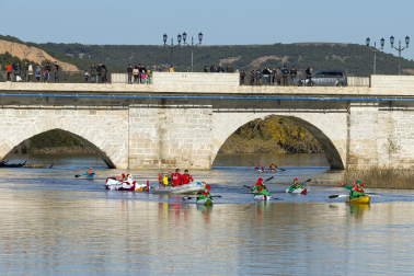 Foto de la llegada de Papá Noel a Tudela por el río Ebro./