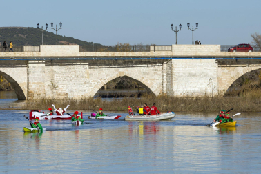 Foto de la llegada de Papá Noel a Tudela por el río Ebro./