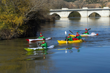 Foto de la llegada de Papá Noel a Tudela por el río Ebro./