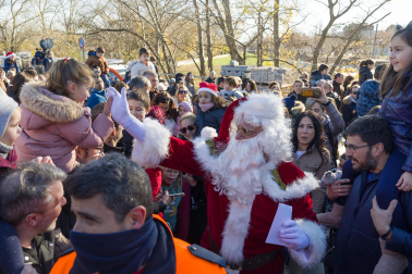 Foto de la llegada de Papá Noel a Tudela por el río Ebro./