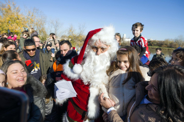 Foto de la llegada de Papá Noel a Tudela por el río Ebro./