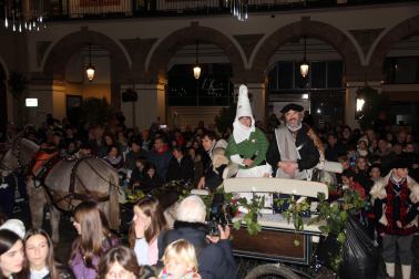Foto del desfile de Olentzero y Mari Domingi en Tudela./