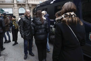 Adolfo Araiz (EH Bildu), en el centro de Pamplona el día que se vota la moción de censura contra Cristina Ibarrola (UPN).