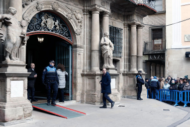 Los concejales del PP Carmen Alba y Carlos García Adanero, a su llegada al Ayuntamiento de Pamplona minutos antes de la moción de censura contra Cristina Ibarrola.