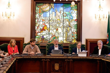 Mesa de edad del pleno del Ayuntamiento de Pamplona que vota la moción de censura contra Cristina Ibarrola (UPN).