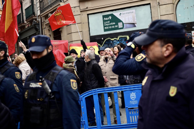 Fotos de la plaza consistorial de Pamplona el día que se vota la moción de censura contra Cristina Ibarrola (UPN).