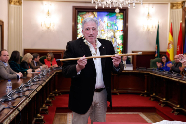 Joseba Asiron (EH Bildu) posa con el bastón de mando del Ayuntamiento de Pamplona tras la votación de la moción de censura.
