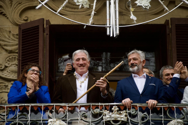 El nuevo alcalde de Pamplona, Joseba Asiron, saluda desde el balcón del Ayuntamiento tras la votación de la moción de censura contra Cristina Ibarrola (UPN).