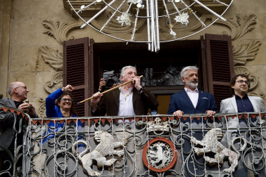 El nuevo alcalde de Pamplona, Joseba Asiron, saluda desde el balcón del Ayuntamiento tras la votación de la moción de censura contra Cristina Ibarrola (UPN).