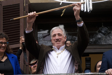 El nuevo alcalde de Pamplona, Joseba Asiron, saluda desde el balcón del Ayuntamiento tras la votación de la moción de censura contra Cristina Ibarrola (UPN).