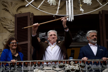 El nuevo alcalde de Pamplona, Joseba Asiron, saluda desde el balcón del Ayuntamiento tras la votación de la moción de censura contra Cristina Ibarrola (UPN).
