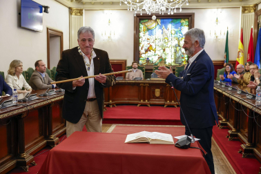 Joseba Asiron (EH Bildu), nuevo alcalde de Pamplona tras la moción de censura a Cristina Ibarrola (UPN).