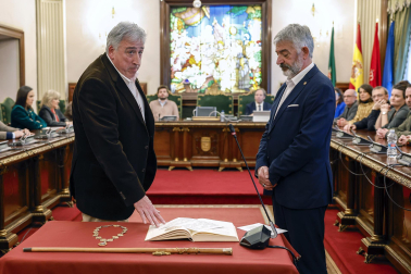Joseba Asiron (EH Bildu), nuevo alcalde de Pamplona tras la moción de censura a Cristina Ibarrola (UPN).