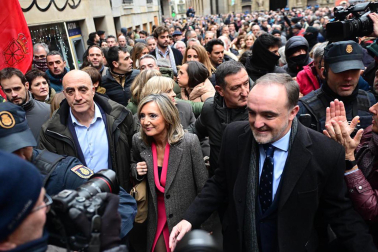 La ya exalcaldesa de Pamplona, Cristina Ibarrola (UPN), abandona el Ayuntamiento tras la moción de censura que ha convertido a Joseba Asiron (EH Bildu) en nuevo primer edil de la capital navarra.