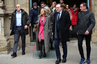 La ya exalcaldesa de Pamplona, Cristina Ibarrola (UPN), abandona el Ayuntamiento tras la moción de censura que ha convertido a Joseba Asiron (EH Bildu) en nuevo primer edil de la capital navarra.