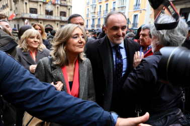 La ya exalcaldesa de Pamplona, Cristina Ibarrola (UPN), abandona el Ayuntamiento tras la moción de censura que ha convertido a Joseba Asiron (EH Bildu) en nuevo primer edil de la capital navarra.