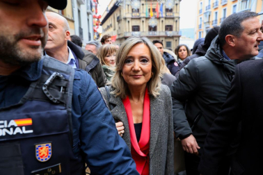 La ya exalcaldesa de Pamplona, Cristina Ibarrola (UPN), abandona el Ayuntamiento tras la moción de censura que ha convertido a Joseba Asiron (EH Bildu) en nuevo primer edil de la capital navarra.