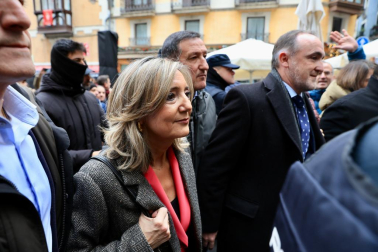La ya exalcaldesa de Pamplona, Cristina Ibarrola (UPN), abandona el Ayuntamiento tras la moción de censura que ha convertido a Joseba Asiron (EH Bildu) en nuevo primer edil de la capital navarra.