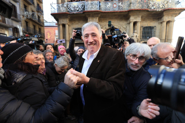 El nuevo alcalde de Pamplona, Joseba Asiron (EH Bildu), sale del Ayuntamiento de Pamplona tras la moción de censura a Critina Ibarrola (UPN).