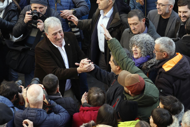 El nuevo alcalde de Pamplona, Joseba Asiron (EH Bildu), sale del Ayuntamiento de Pamplona tras la moción de censura a Critina Ibarrola (UPN).
